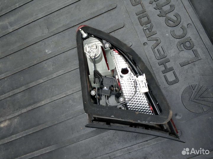 Фонарь задний внутренний левый opel astra j