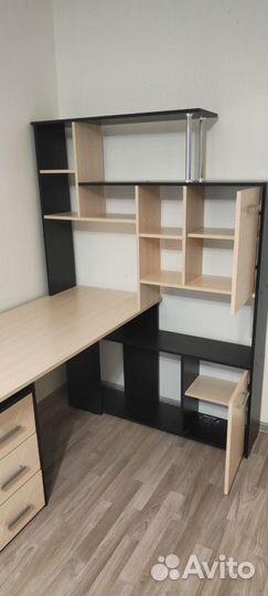 Письменный стол с полками