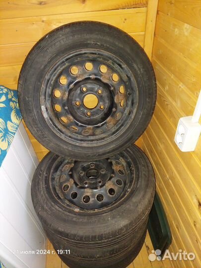 Резина летняя на штампованных дисках б/у
