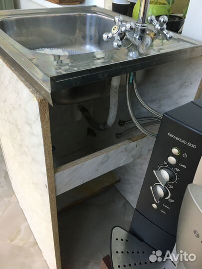 Кухонная мойка с тумбой со смесителем