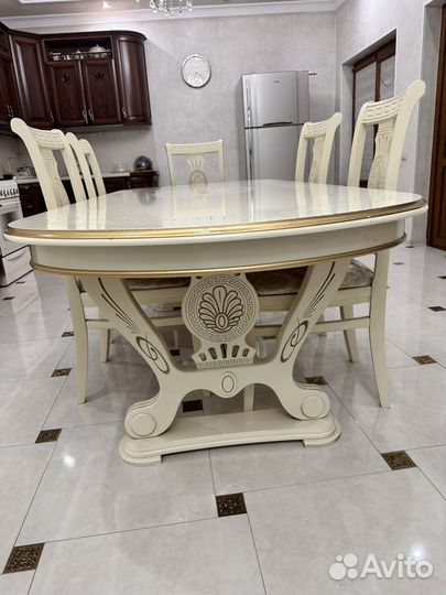 Стол и стулья