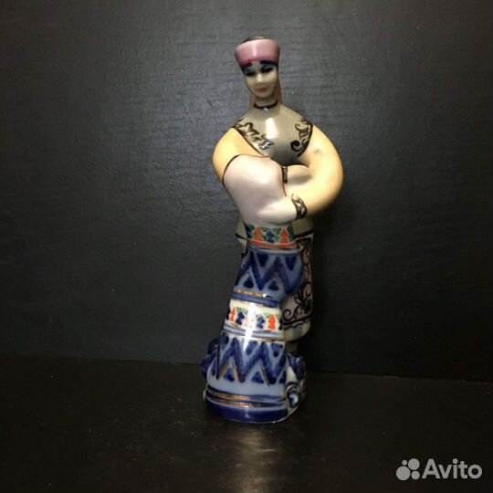 Фарфоровая статуэтка Торговка 