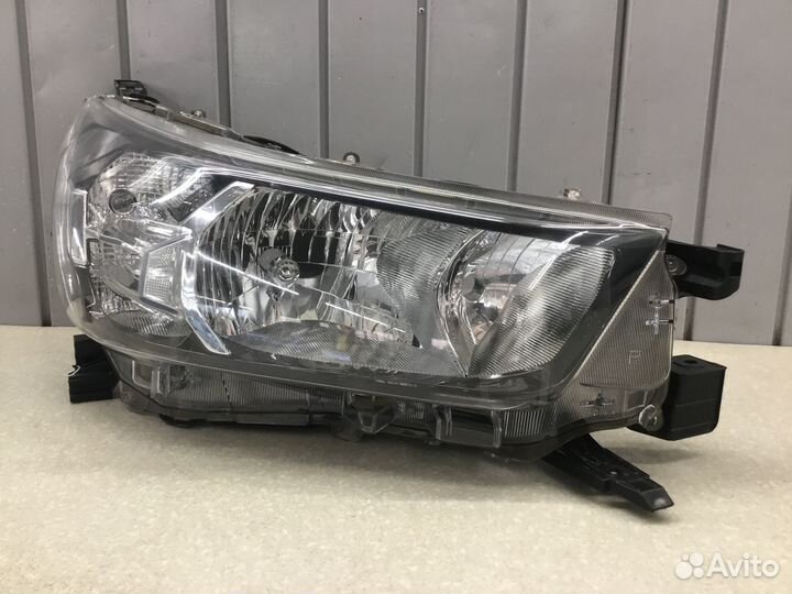 Фара правая Toyota Hi Lux 2015