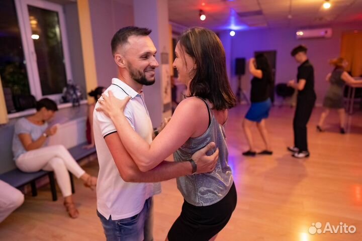 Танцы. Бачата и Сальса. Бесплатные занятия