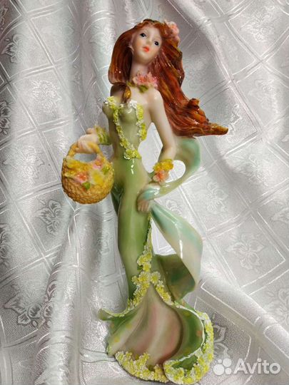 Изящная статуэтка