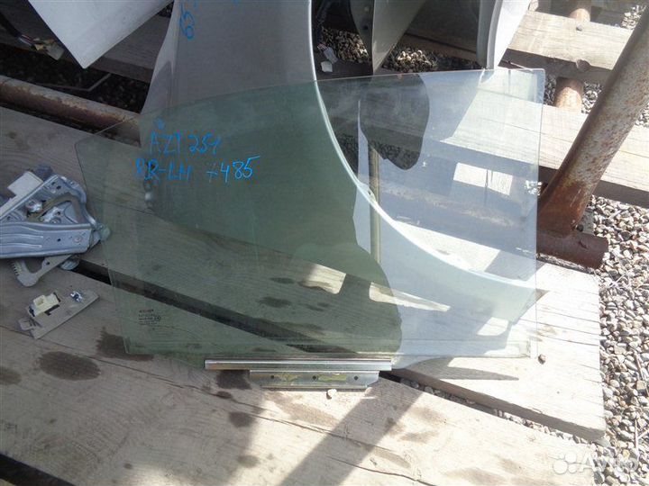 Стекло боковое заднее левое Toyota Avensis AZT251