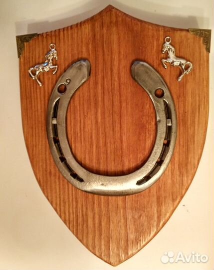 Панно с подковой на удачу с лошадками