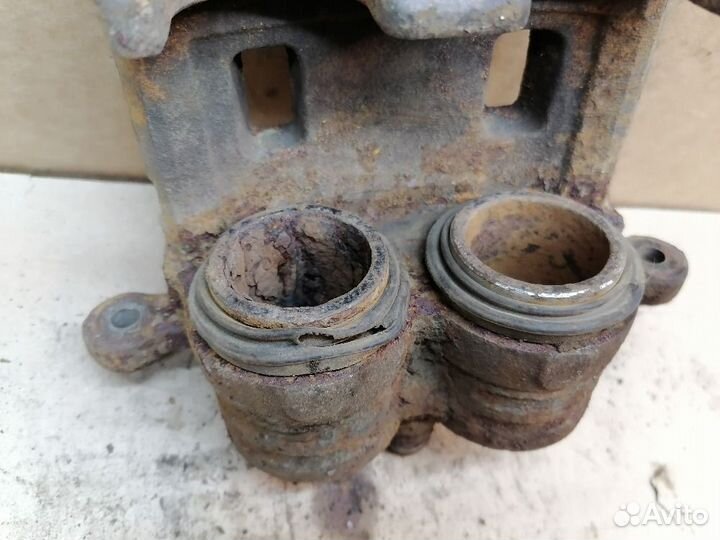 Суппорт передний правый Forester Legacy Impreza