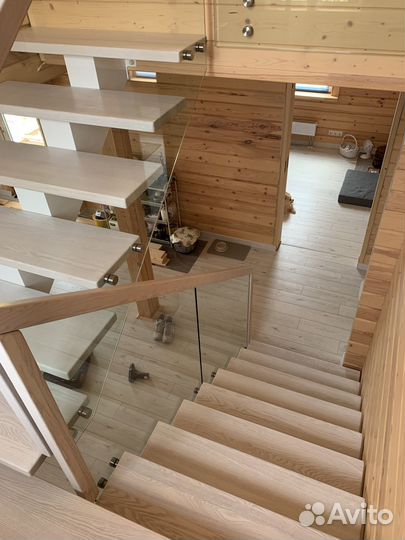 Лестница на монокосоуре с площадкой в дом