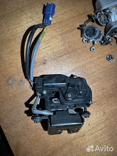 Замок багажника toyota avensis т250 универсал