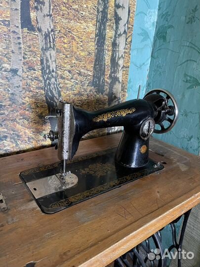 Швейная машинка со столом антиквариат