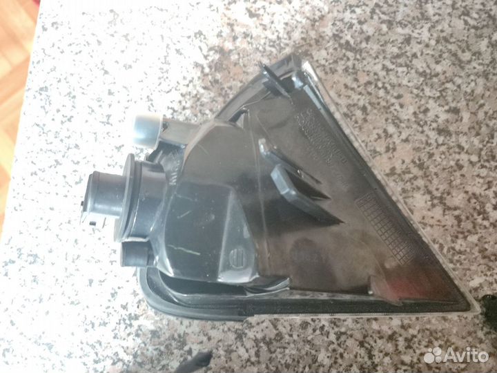 Габарит Toyota Avensis передний левый