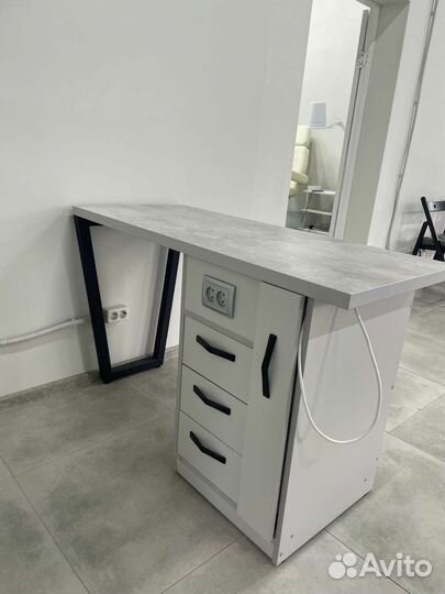 Маникюрный стол