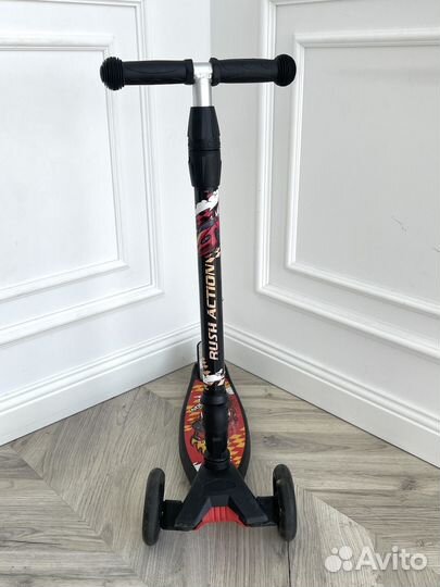 Самокат детсйи трехколесный