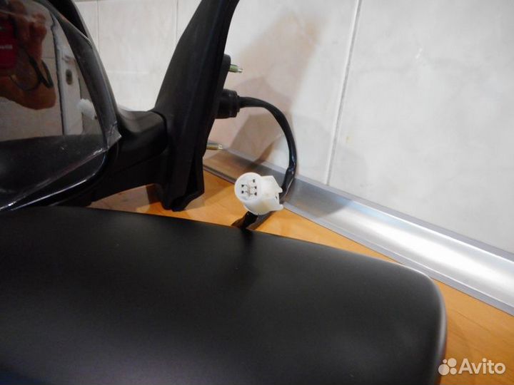 Боковое зеркало левое на toyota corolla 2000-2006г