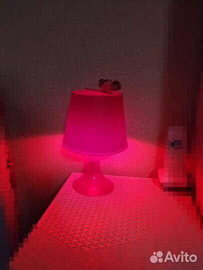 Лампа настольная красная Икея