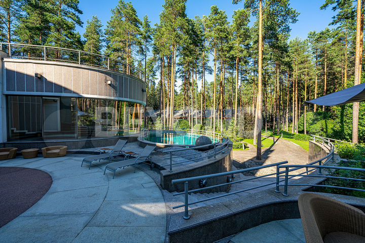 Дом 1348 м² на участке 1,89 га