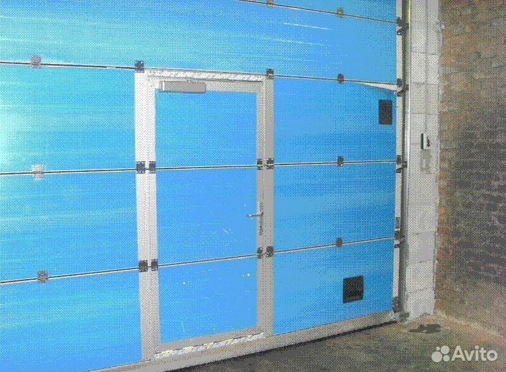 Гаражные секционные ворота с калиткой