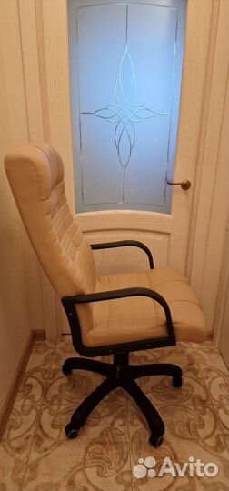Офисное кресло руководителя эко кожа бежевое