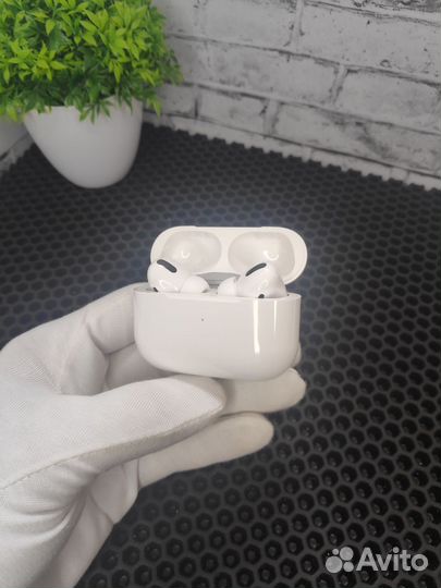 AirPods Pro (новые, ростест) + Чехол