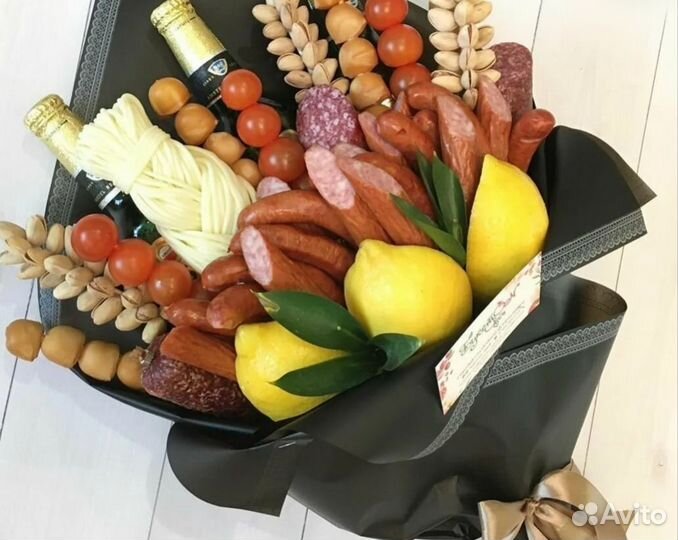 Букеты: мужской(колбасы, сыр),женский-конфеты