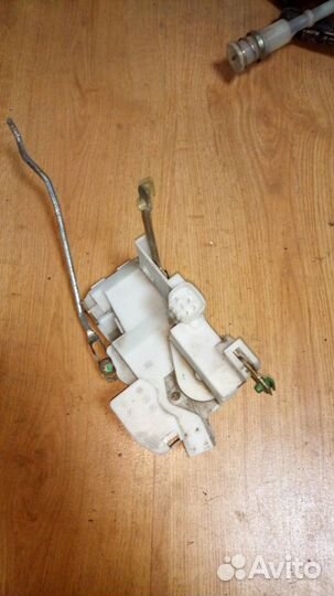Тойота авенсис 1 замок правой передней двери