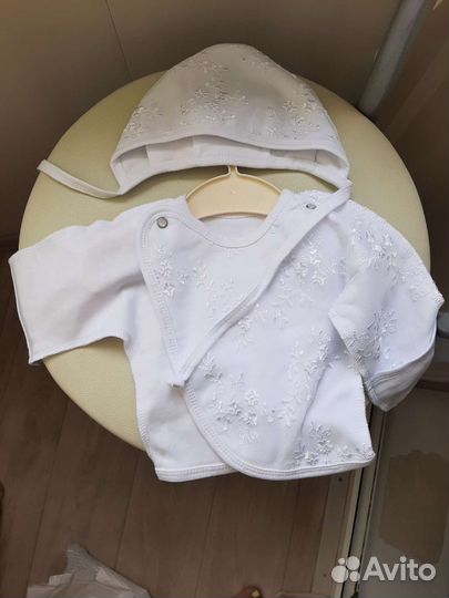 Детская распашонка и чепчик