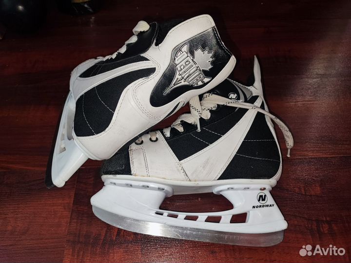 Коньки хоккейные