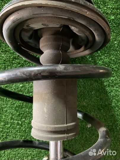 Стойка подвески передняя правая Mitsubishi Colt