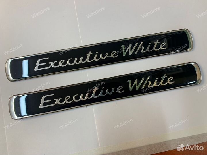 Шильдики Executive White Toyota Land Cruiser 200