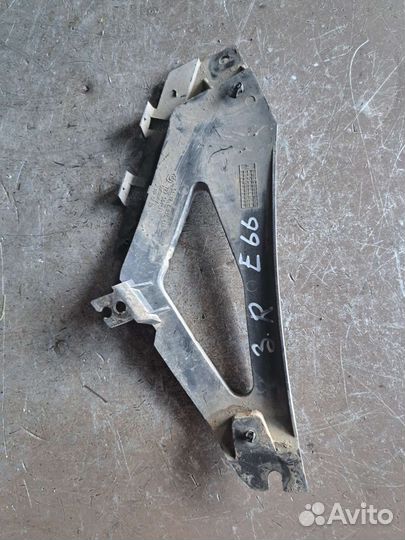 Кронштейн заднего бампера правый BMW E65 E66