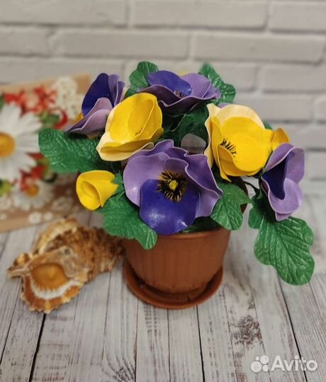 Искусственные цветы в горшках