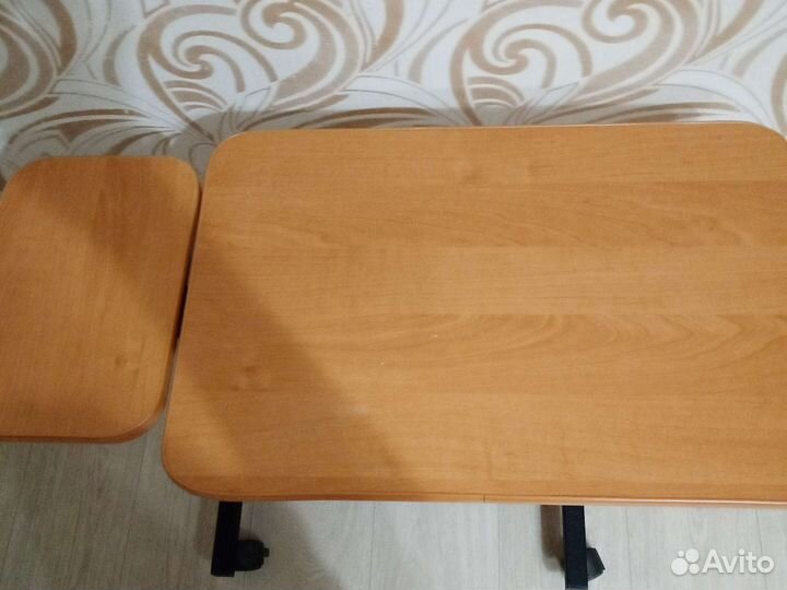 Прикроватный столик на колесиках