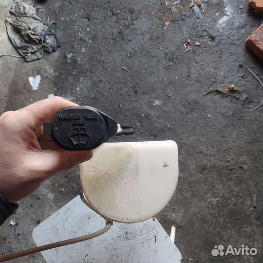 Бочек омывателя toyota vitz