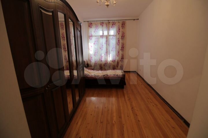 2-к. квартира, 60 м², 1/10 эт.