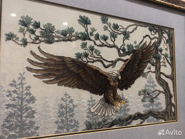 Картина, вышитая крестиком «орел над лесом»