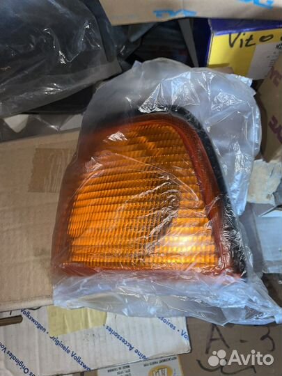 Указатель поворота левый желтый Audi 80 B3