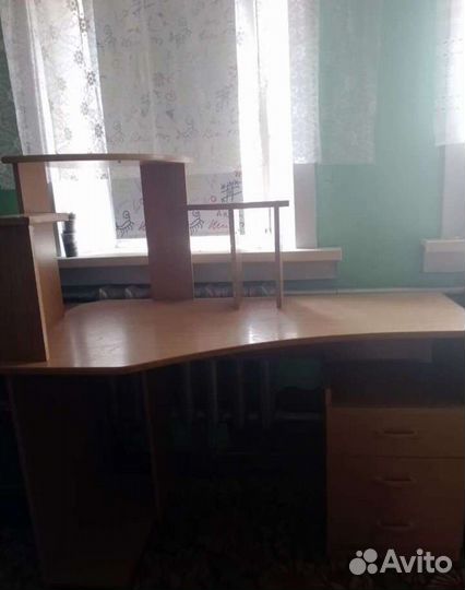 Компьютерный стол угловой с полками