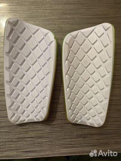 Футбольные щитки Nike