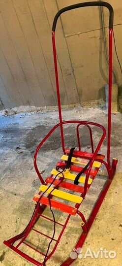 Детские санки с колесами съемной ручкой