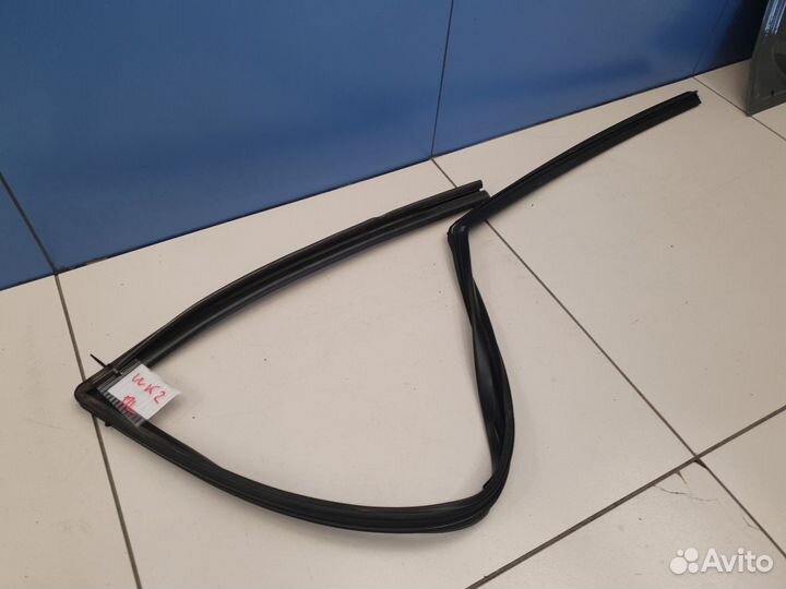 Уплотнитель стекла передней левой двери Jeep Grand