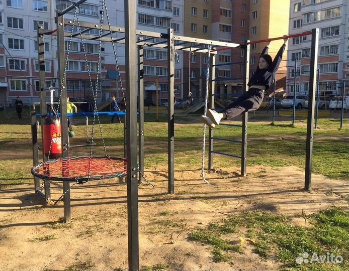 Уличный спорткомплекс с качелью
