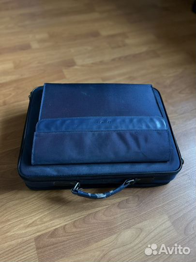 Ноутбук Asus вместе с сумкой