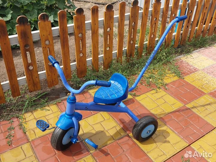 Детский трёхколёсный велосипед с тростью