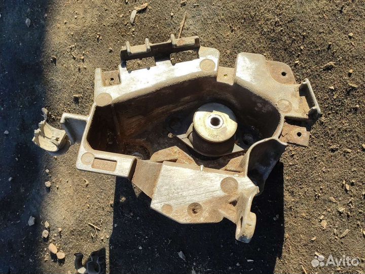Опора кпп кронштейн Рено Кангу