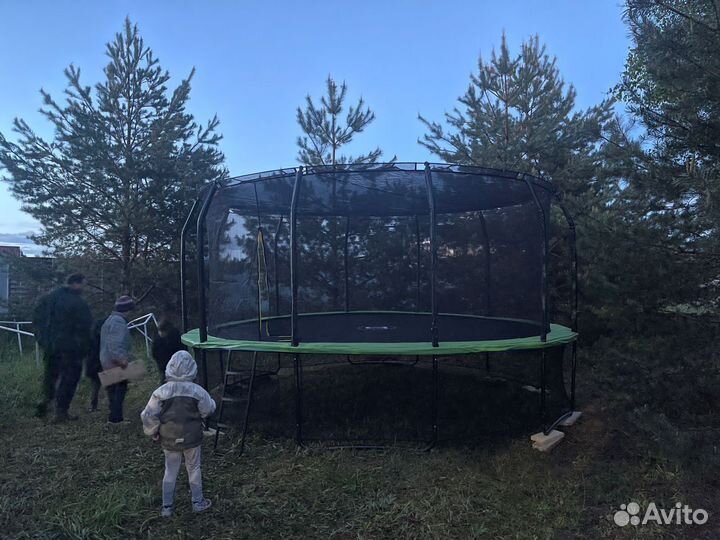 Батут с защитной сеткoй