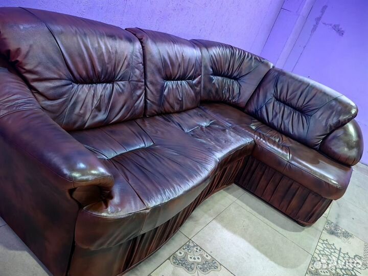 Кожаный диван