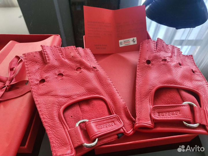 Перчатки Ferrari