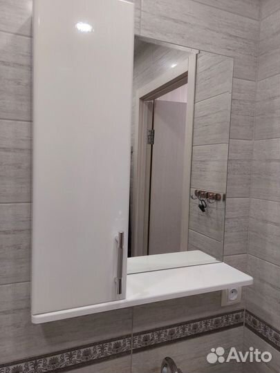 Зеркало с полкой в ванну