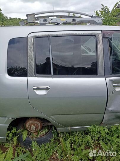 Задние двери Nissan Cube AZ10